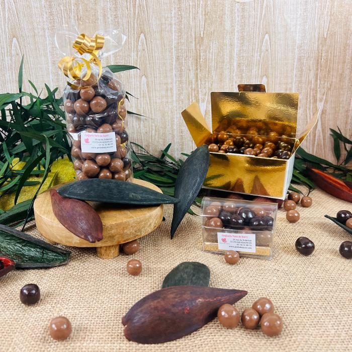 Sachet transparent de billes de céréales soufflées au chocolat