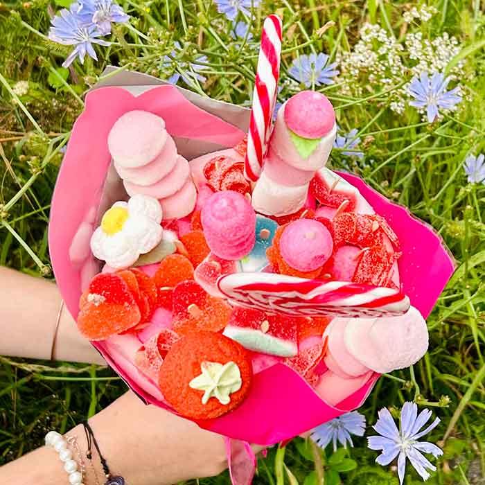 Bouquet de mariée en bonbons avec sucettes géantes dans les tons de rouge rose et blanc