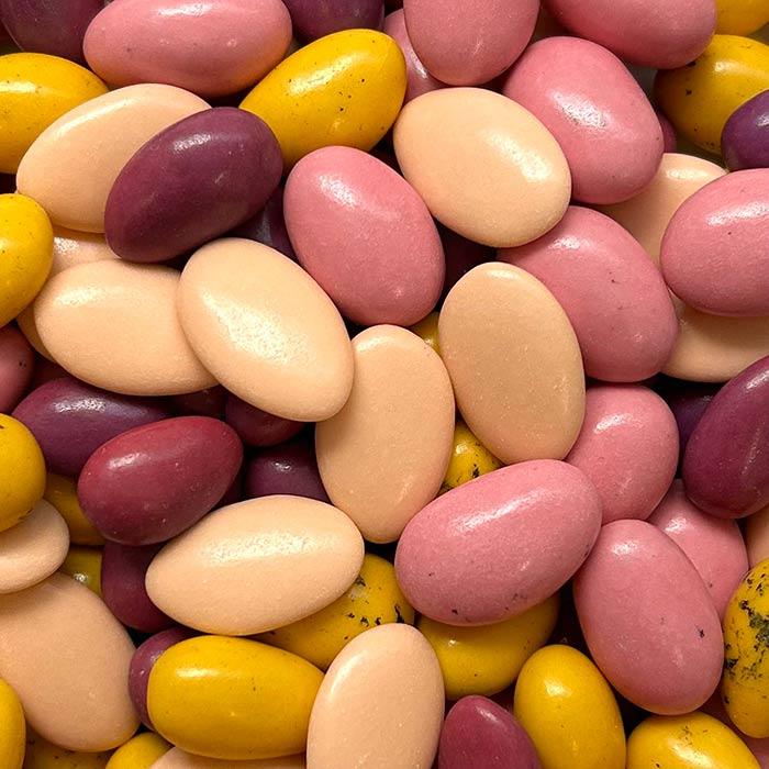 Composition de dragées sur le thème floral coloré dans les tons de jaune pêche rose et rouge bordeaux