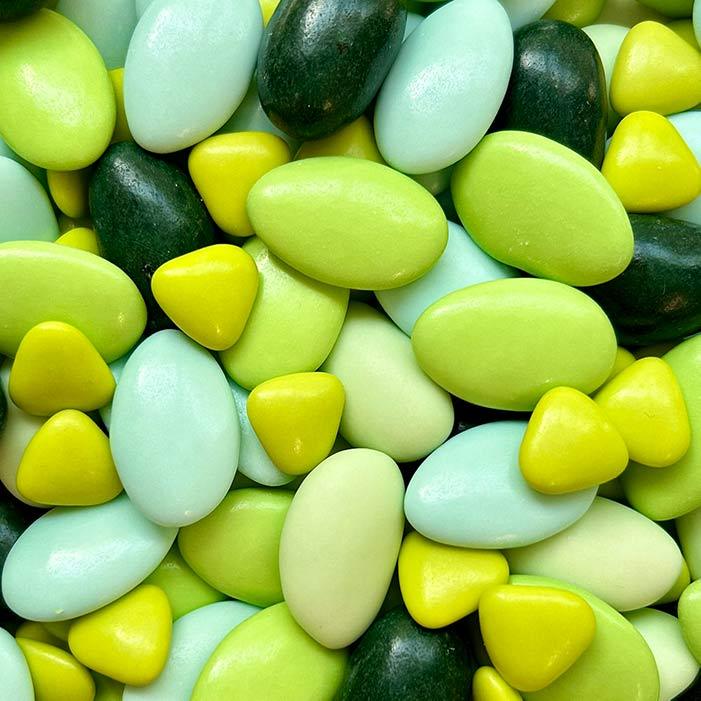 Mélange de dragées amande et chocolat sur le thème de la nature dans les tons de vert anis bleu clair et vert clair