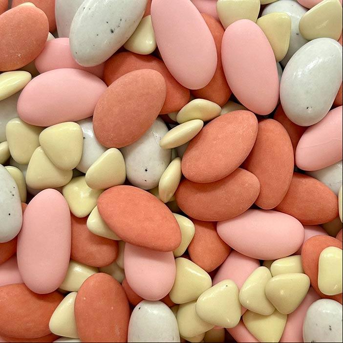 Mélange de dragées amande chocolat et petits coeurs dans les tons brique et Terracotta
