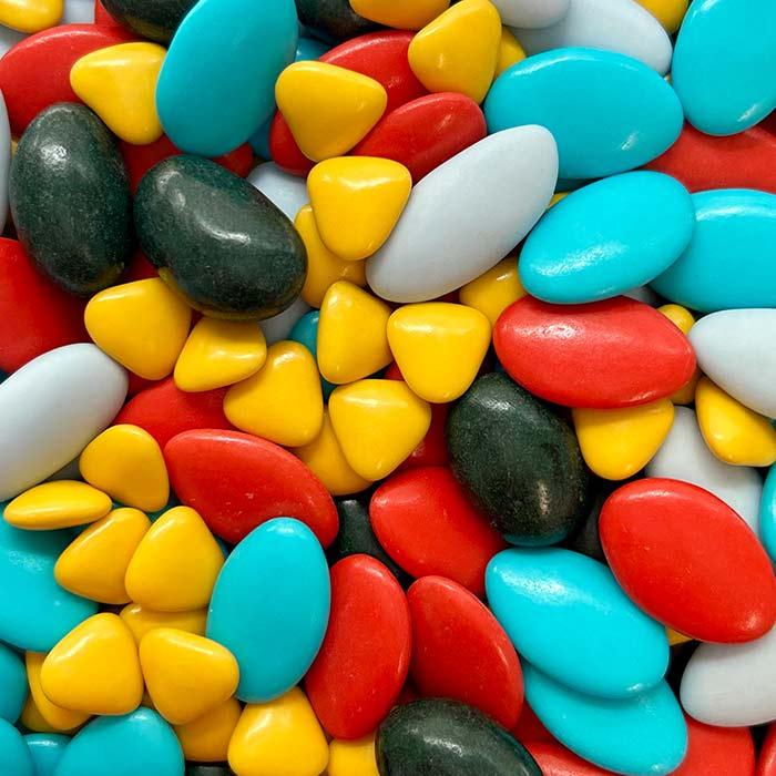 Mélange de dragées amande et chocolat et petits coeurs sur le thème tropical de couleurs vert foncé jaune rouge coquelicot blanc et bleu turquoise