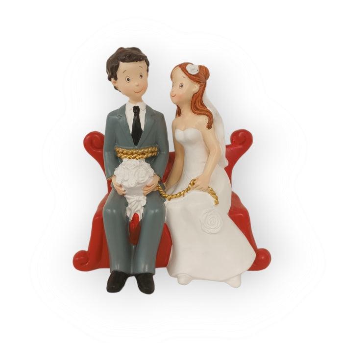 Figurine de mariés "ASSIS SUR SOFA ROUGE"