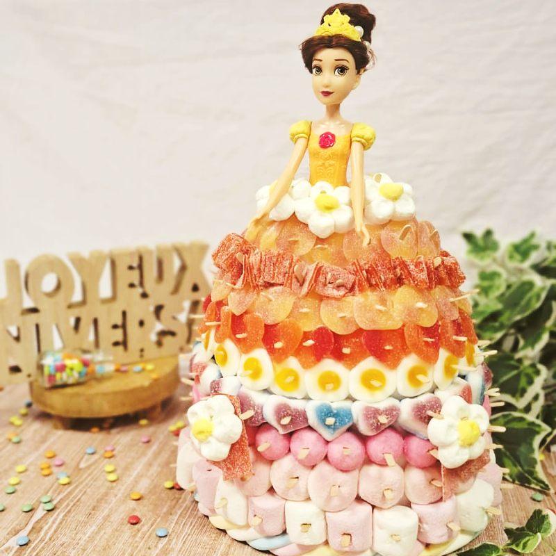 Gateau de bonbons princesse contenant une poupée entière et la robe en bonbons avec oeufs au plat, coeur de peche, love pik, fraise tagada, chamallow, fleurs en guimauve