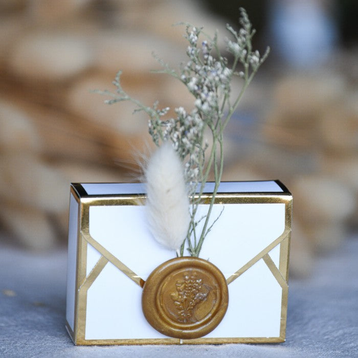 boîte rectangle blanche et or avec cachet de cire pour dragées mariage
