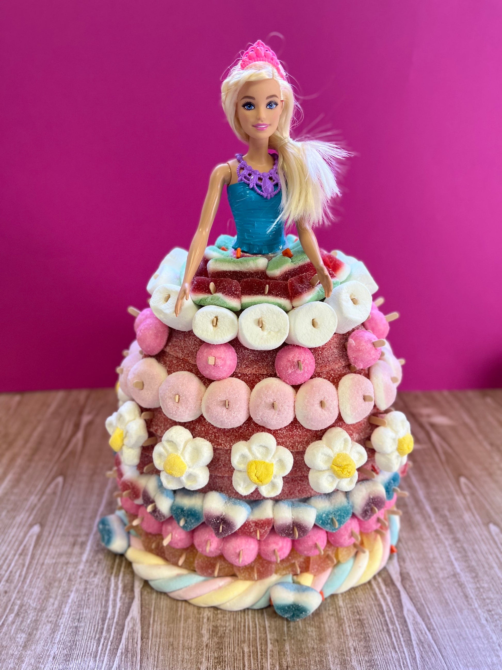 Gâteau de bonbons Barbie coloré - Rêve d'enfants