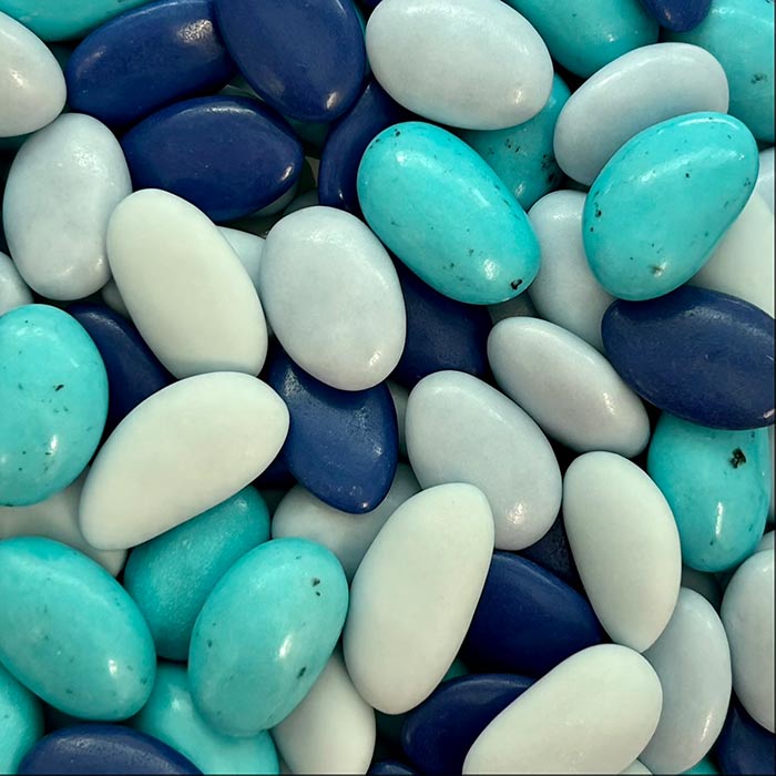 Mélange de dragées amande et dragées chocolat dans les tons de bleu turquoise bleu clair et bleu marine