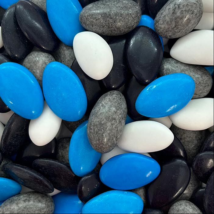 Mélange de dragées amande et chocolat sur le thème de la mer de couleurs blanc bleu turquoise gris et bleu marine
