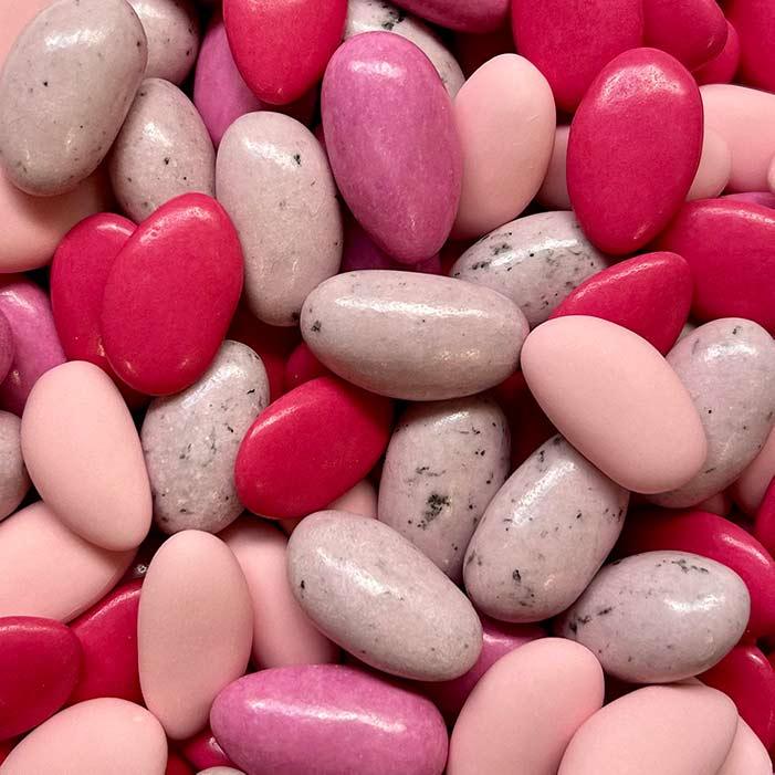 Composition de dragées amande et chocolat dans les tons de rose fuschia rose clair et magenta