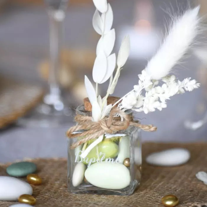 pot carré en verre avec inscription Baptême et fleurs séchées pour dragées