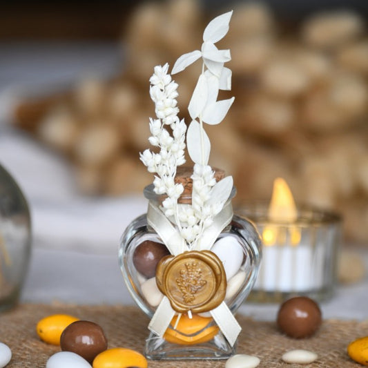 pot en verre cœur avec cachet de cire et fleurs séchées pour dragées mariage
